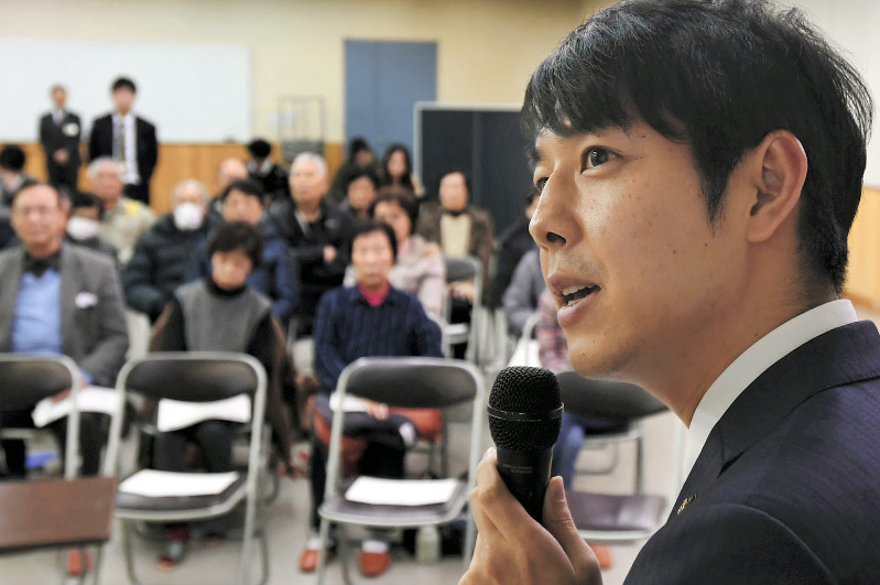 市政懇談会で市民らに説明する鈴木直道夕張市長=北海道夕張市で11月、竹内幹撮影