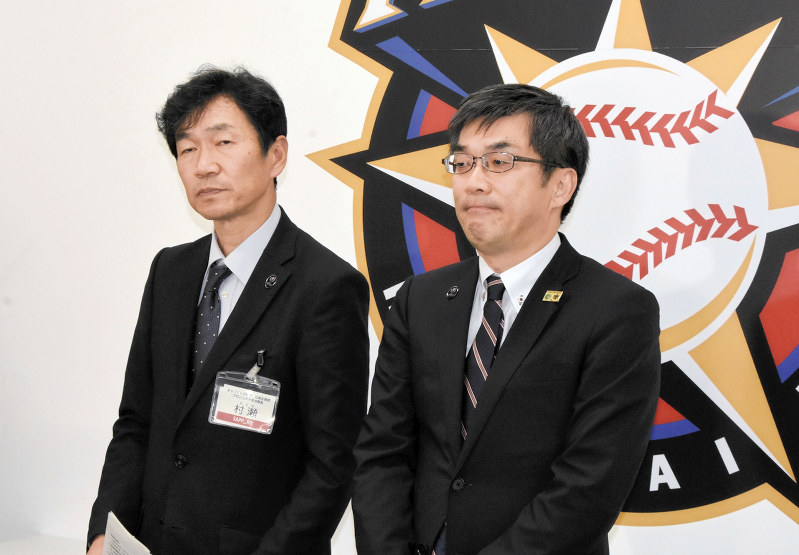 協議後に記者会見をする札幌市の担当者=札幌市豊平区の球団事務所で2017年12月15日、野原寛史撮影
