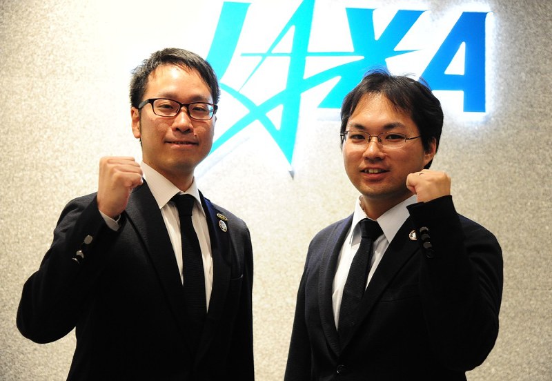 佐孝大地さん(右)、中村大地さん(左)=茨城県つくば市のJAXA筑波宇宙センターで2017年11月22日午後4時53分、酒造唯撮影