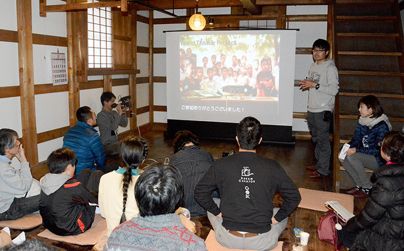 第1回の「金澤町家シネマ」に集まった人たち=金沢市片町2で、石川将来撮影