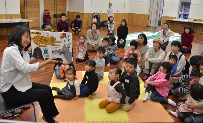ミロコさんの絵本の読み聞かせを楽しむ子どもたち