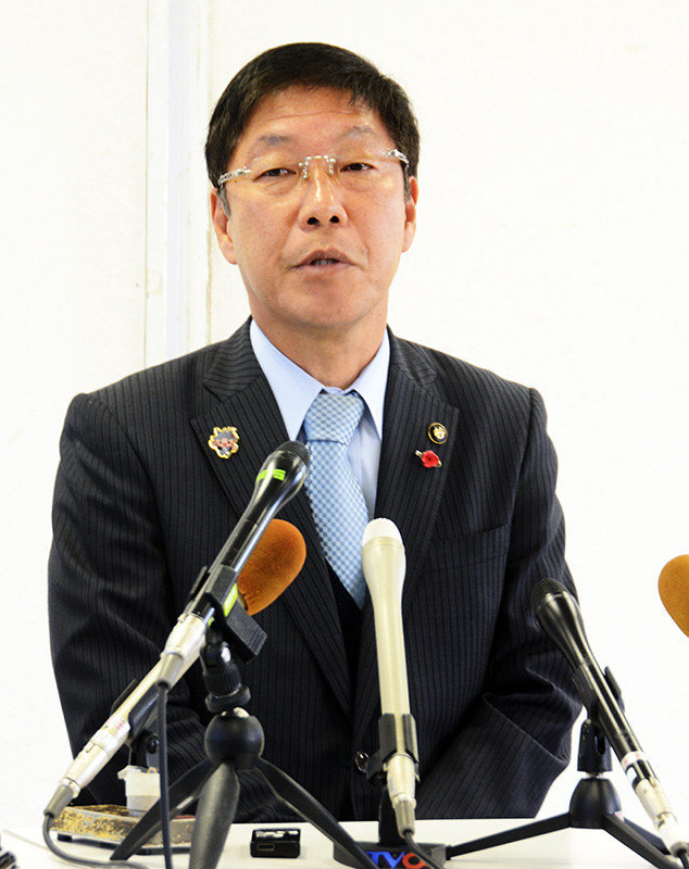 大阪岸和田市の信貴芳則市長=井川加菜美撮影