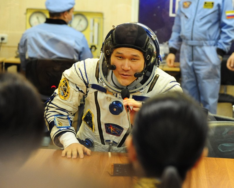 宇宙服を着て、両親や婚約者(手前)と会話する金井宣茂さん=2017年12月17日午後0時45分、酒造唯撮影