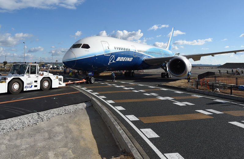 B787：旅客機、初の一般道横断 中部空港から展示施設 | 毎日新聞