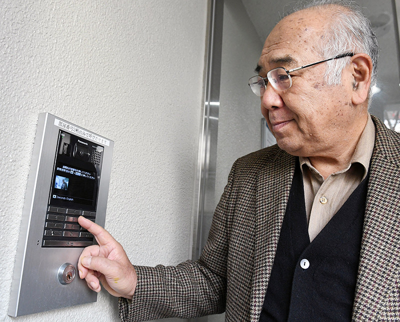 価格交渉を重ねて新調したインターホンを操作する古川穂積さん=大阪府富田林市で大西岳彦撮影