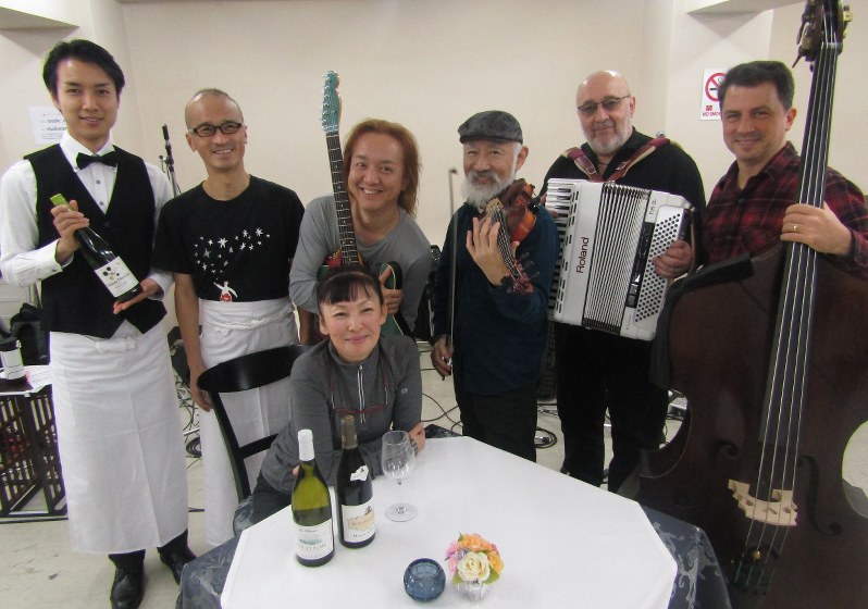 ライブ 高泉淳子さん主演 ア ラ カルト レストランで 横浜で２１日まで 東京 毎日新聞