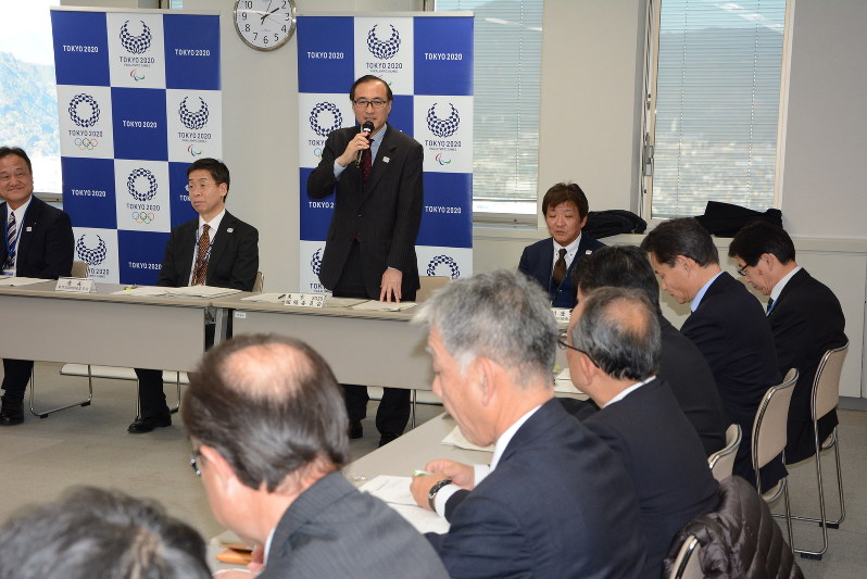 第1回の県輸送連絡調整会議の冒頭であいさつする大会組織委の神田昌幸・施設整備調整局長=県庁で
