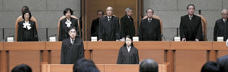NHKの受信料の合憲性を巡り、判決が言い渡された最高裁大法廷。中央奥は裁判長の寺田逸郎長官=東京都千代田区で6日、竹内紀臣撮影