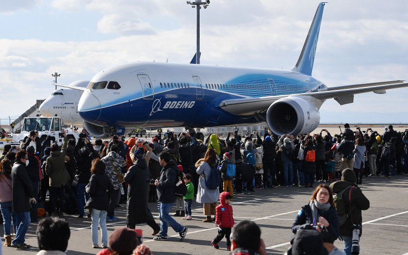 屋内展示される施設までけん引されるボーイング787の初号機=中部空港で17日午前11時56分、木葉健二撮影
