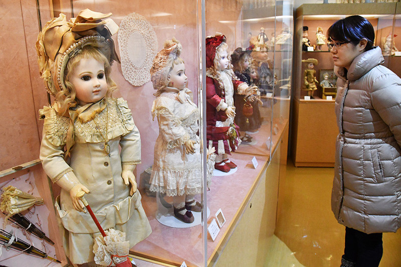 アングル 神戸ドールミュージアム １９世紀後半 仏で制作 貴重な１５０体 時を越えて 兵庫 毎日新聞