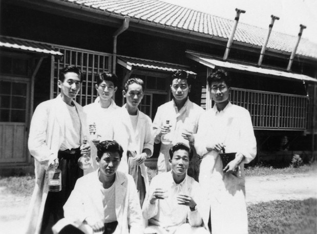 大学時代の稲盛氏(前列右)