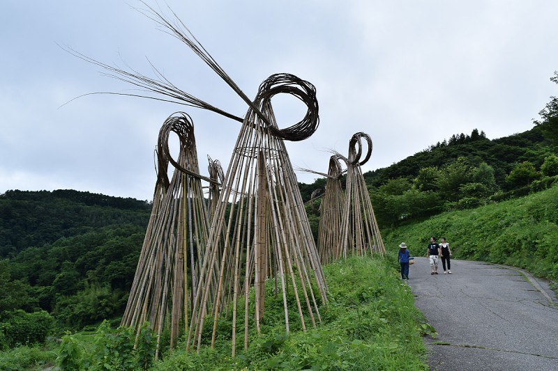 北アルプス国際芸術祭の展示作品の一つ=大町市で
