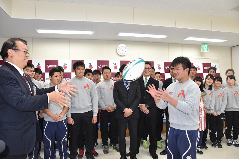 牧野市長(左)から贈呈されたボールを受ける安永主将=飯田市大久保の市役所で