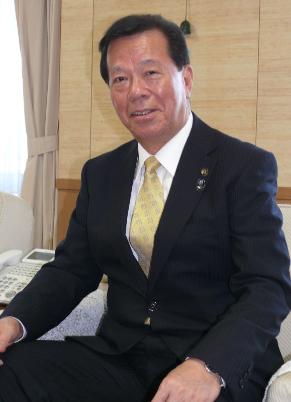 第66期王将戦第1局で振り駒をする松井三郎市長=掛川城二の丸茶室で2017年1月8日