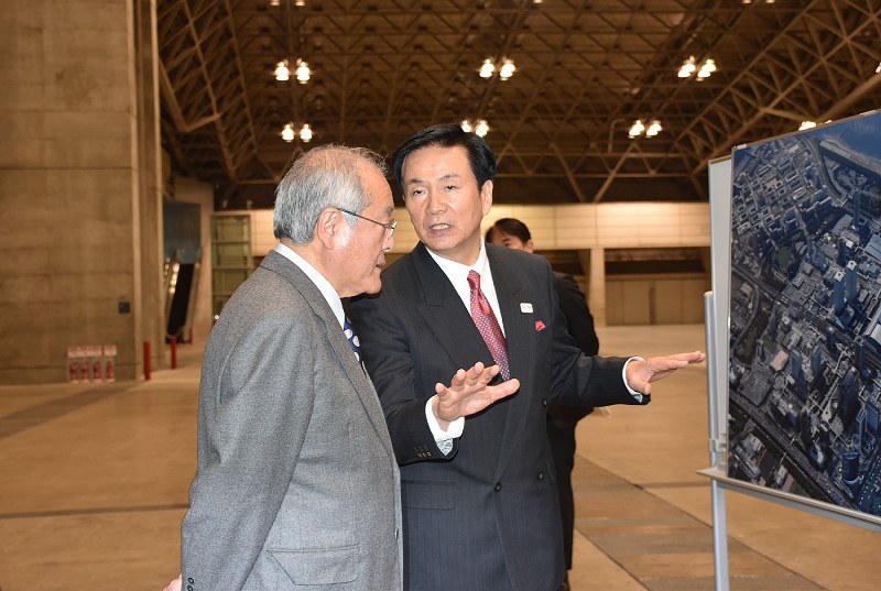 鈴木俊一五輪担当相(左)に使用期間短縮を要請する森田健作知事=幕張メッセ国際展示場ホールで