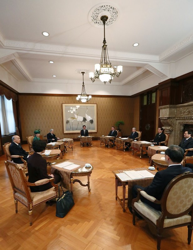 天皇陛下が退位される日程について安倍晋三首相が衆参両院議長や皇族から意見を聴く皇室会議に臨む出席者=1日(代表撮影)