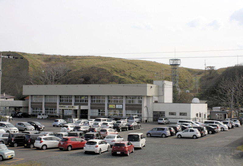 津波浸水区域内にある北海道浜中町役場は、後方の高台に移転する計画だ=2016年10月撮影