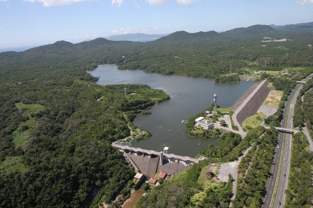 沖縄県宜野座村にある漢那ダム=内閣府沖縄総合事務局・北部ダム統合管理事務所提供