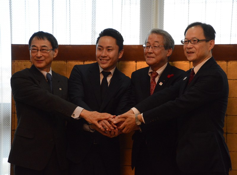 協力協定を結んだ日本フェンシング協会の太田会長(左から2人目)ら