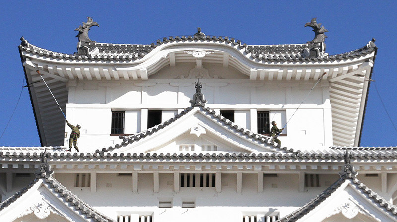 姫路城 忍者が清掃 実は陸自レンジャー 屋根や石垣伝い すす払い 兵庫 毎日新聞