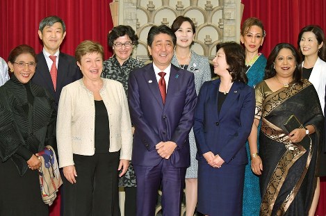 政府主催の国際女性会議「ＷＡＷ！」参加者らと談笑する安倍晋三首相(中央)。女性の社会進出は安倍政権が力を入れる政策の一つだが、世界の中では出遅れている＝首相公邸で１０月（代表撮影）