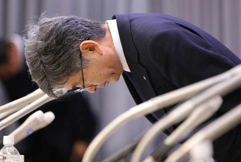 記者会見でデータ不正問題について陳謝する神戸製鋼所の梅原尚人副社長=東京都千代田区で21日午後6時32分、長谷川直亮撮影