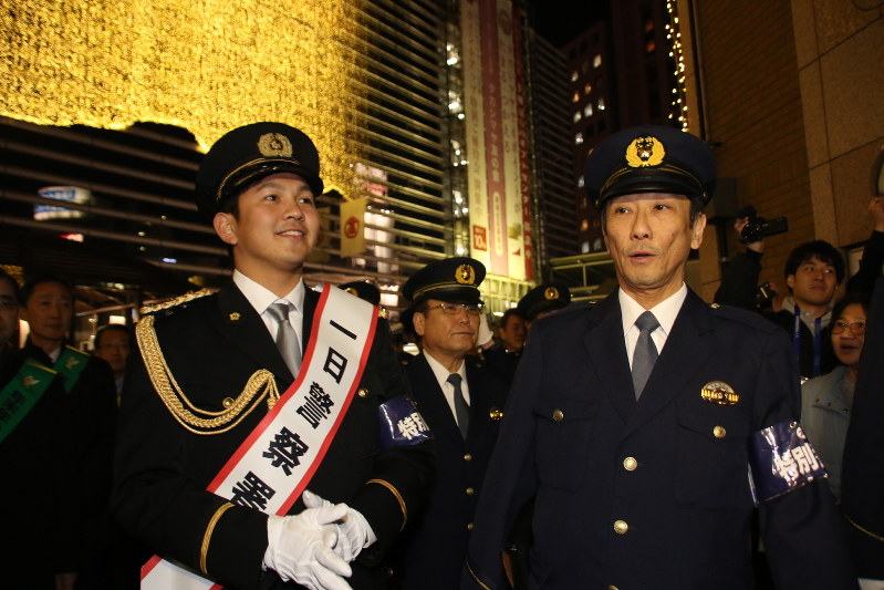 横浜駅前を巡視する斉藤実県警本部長(右)と横浜DeNAベイスターズの山崎康晃投手=横浜市西区で