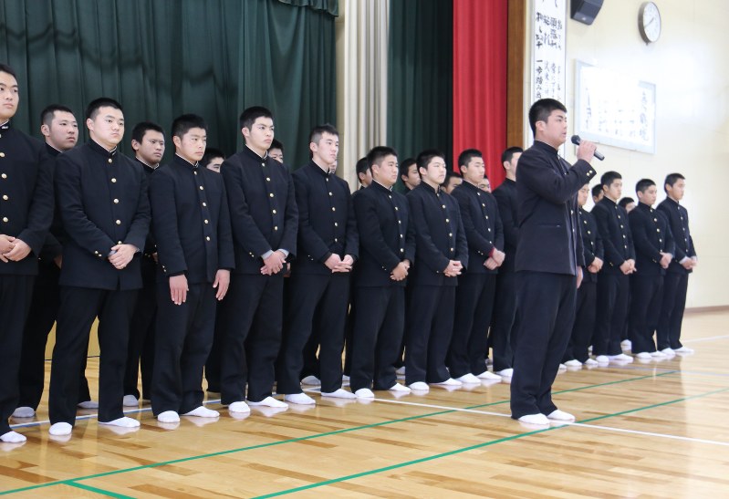 大会への抱負を述べる富田主将(手前)