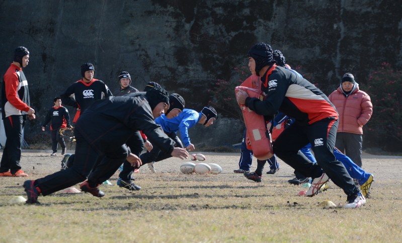 タックルの練習。1本1本集中して行う