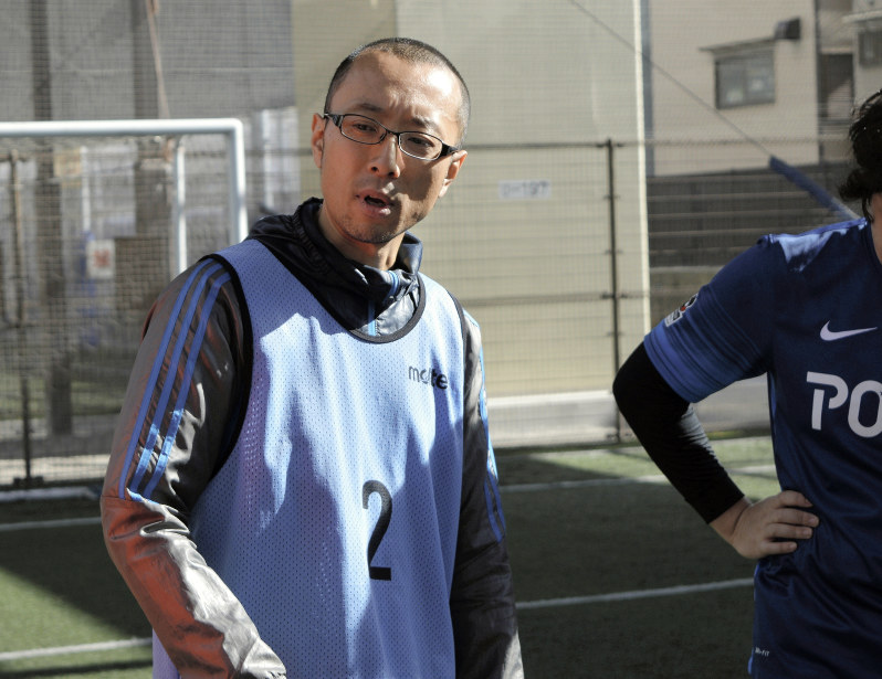 仲間と話し合うフットサルチーム「オムハビユナイテッド」の一之瀬徳之さん。「グループの力で安定して長く働けるように」と話す=斎藤義彦撮影