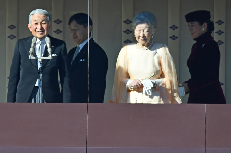 皇室：天皇誕生日の一般参賀 陛下があいさつ述べる [写真特集13