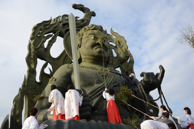 すす払い 大仏のほこり落とす 成田山仙台分院 毎日新聞