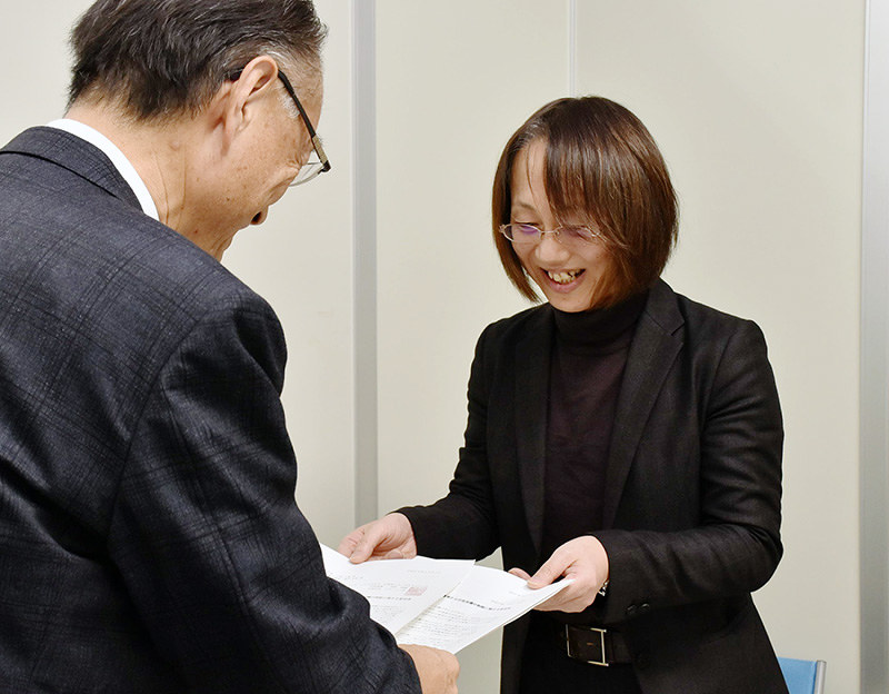 金沢市長らに宛てた要望書を提出する岩本健良・金沢大准教授=金沢市役所で、日向梓撮影