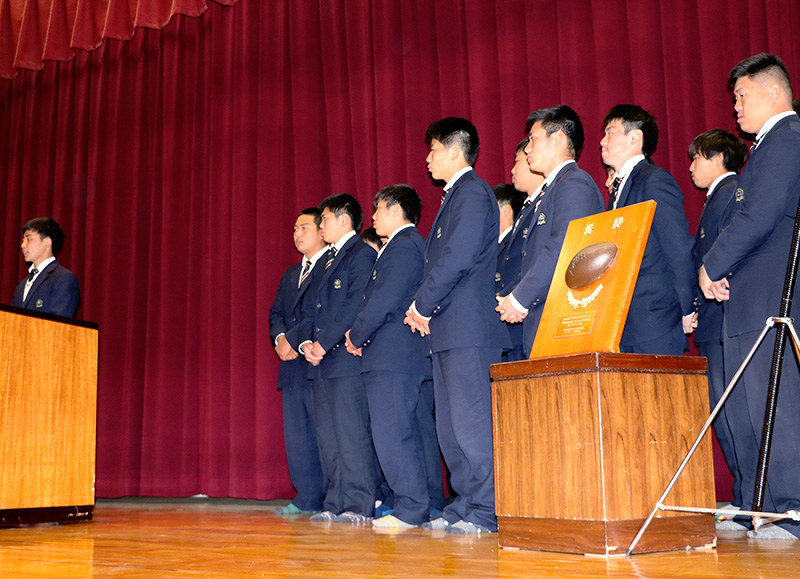 壮行会で激励を受けた馬見塚平主将(左端)ら御所実の選手たち=奈良県御所市玉手の同校で、藤原弘撮影