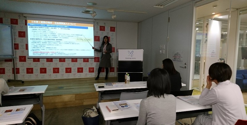 太田さんが税理士、行政書士の女性と開いたセミナーには副業や独立を考える女性が集まった=東京都千代田区で11月