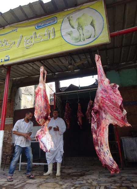 祖父の代からラクダ肉を売るバラカトさんの店。経済難の中、近年は牛肉より安価なラクダ肉が人気という