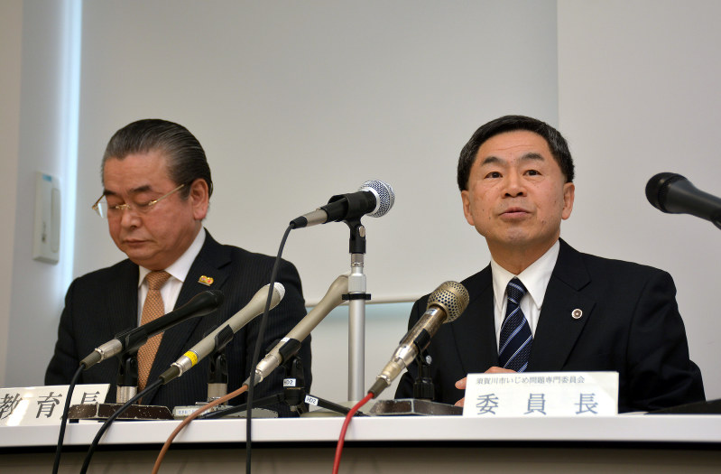 記者会見で調査結果について説明する第三者委員会の笠間善裕委員長(右)=福島県須賀川市役所で2017年12月25日午前10時6分、曽根田和久撮影