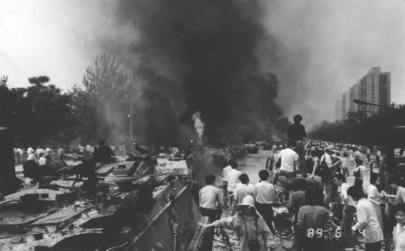 北京市の長安街付近で炎上した軍の装甲車=1989年6月4日、浜名晋一撮影