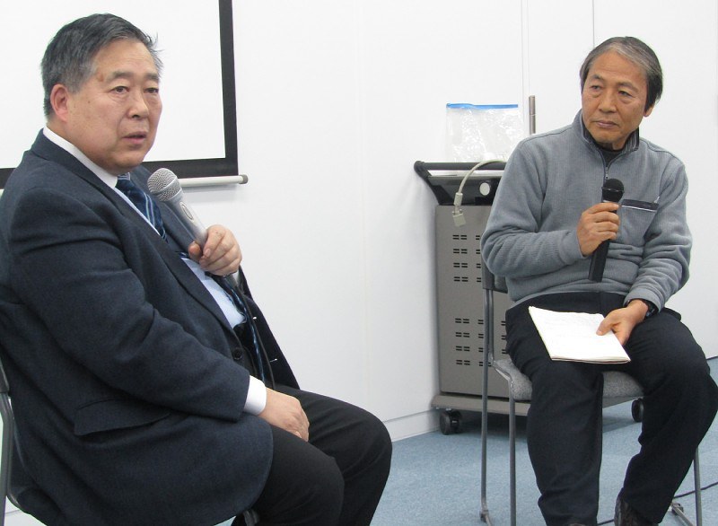 対談する小泉武夫さん(左)と関野吉晴さん=三鷹市で