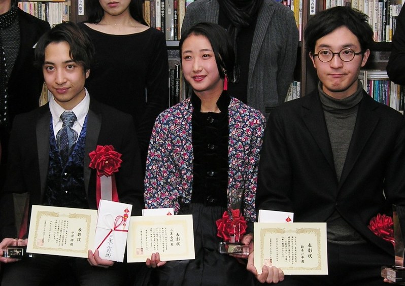 第6回エルスール財団新人賞を受賞した(右から)鈴木一平、小暮香帆、中原潤の各氏