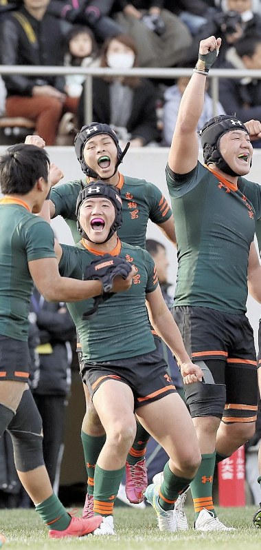 前回大会で優勝を決め、喜ぶ東福岡の選手=1月7日、幾島健太郎撮影