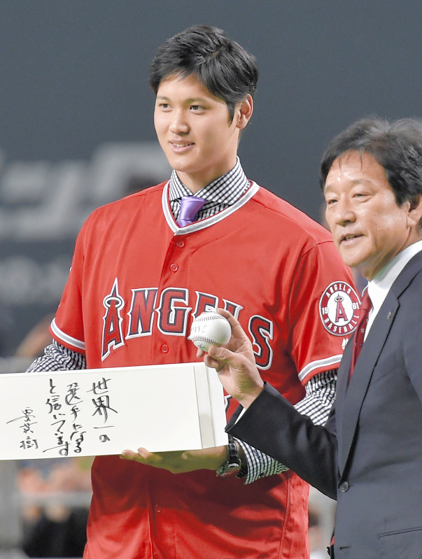 日本ハムの栗山監督(右)のメッセージが書かれたマウンドのプレートを贈られる大谷=竹内幹撮影
