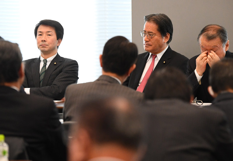 民進党両院議員総会と地方組織幹部らによる全国幹事会合同会議で議員の質問を聞く大塚耕平代表(左)と増子輝彦幹事長(中央)=参院議員会館で26日午後1時23分、川田雅浩撮影