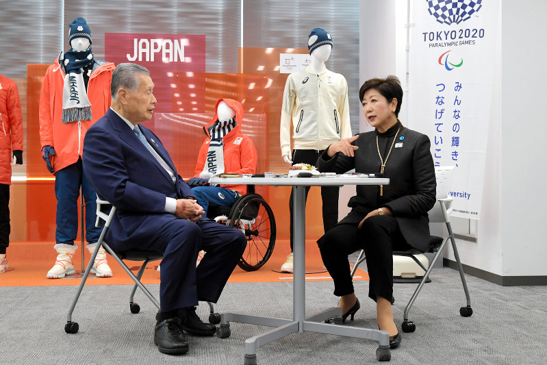 会談する東京五輪・パラリンピック組織委員会の森喜朗会長(左)と小池百合子東京都知事=26日午後(代表撮影)