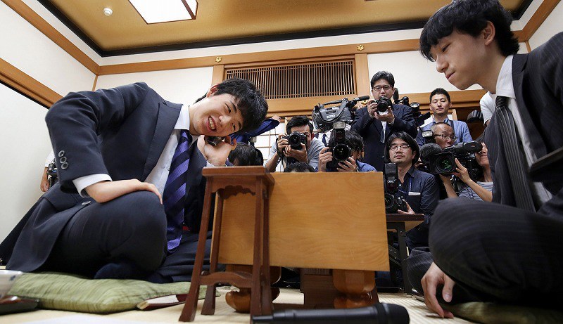 ２８連勝し、感想戦で対戦した澤田真吾六段（右）と笑顔で対局を振り返る藤井聡太四段（左）＝大阪市福島区で２０１７年６月２１日午後５時７分、貝塚太一撮影