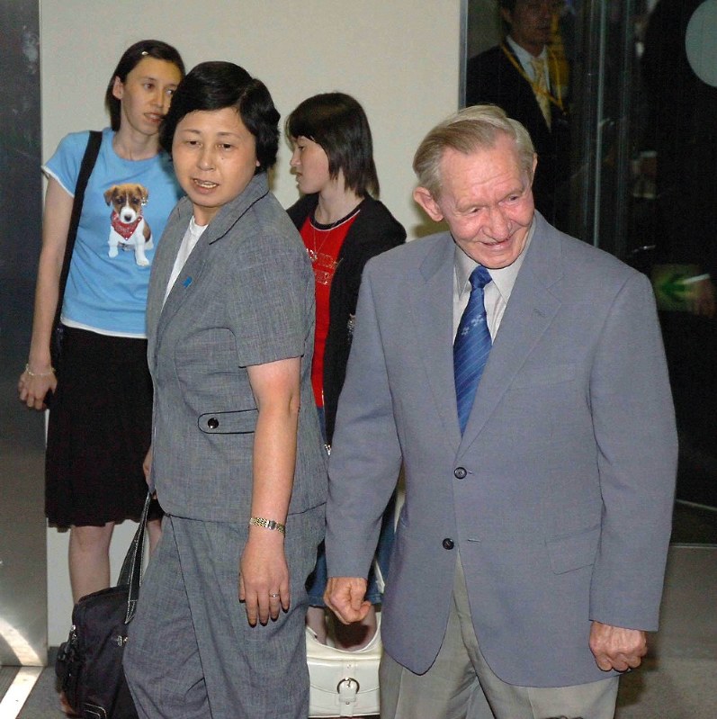 成田空港に到着し笑顔を見せるチャールズ・ジェンキンスさん(手前右)、曽我ひとみさん(同左)と、美花さん(左奥)、ブリンダさん=2005年6月22日、手塚耕一郎撮影