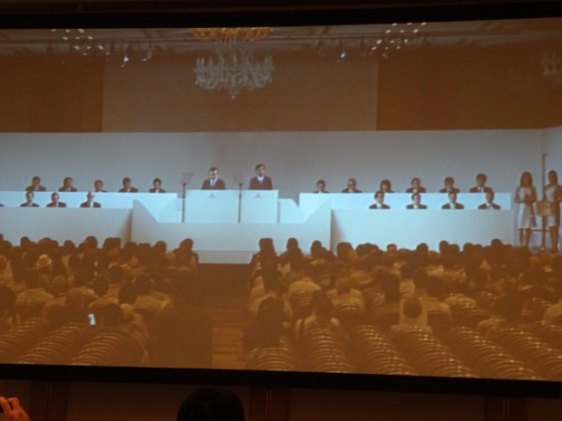 壇上にずらりと並ぶ役員=三菱自動車の株主総会で2017年6月23日撮影