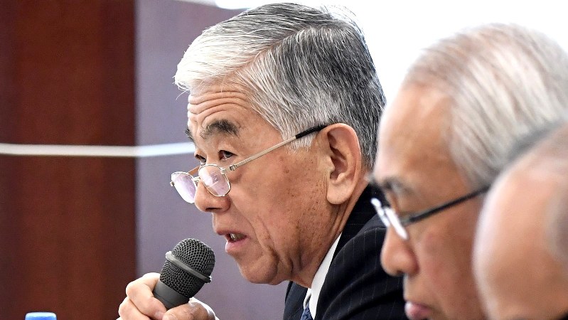 記者会見で質問に答える東レの日覚昭広社長=2017年11月28日、竹内紀臣撮影