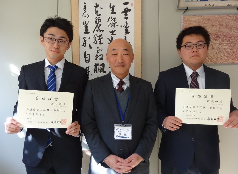 (左から)酒井銀人さん、伏見勉校長、田茂一成さん=県立厚木商業高校で