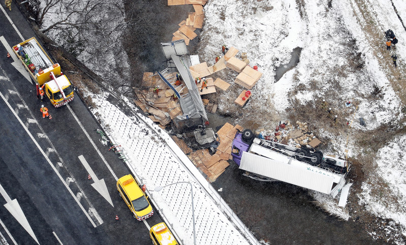 長野自動車道：トラック2台が崖下に転落 6台絡む事故 [写真特集3/4